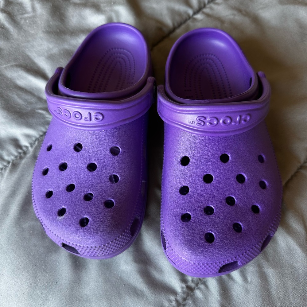 Purple CROCS, W7 M5